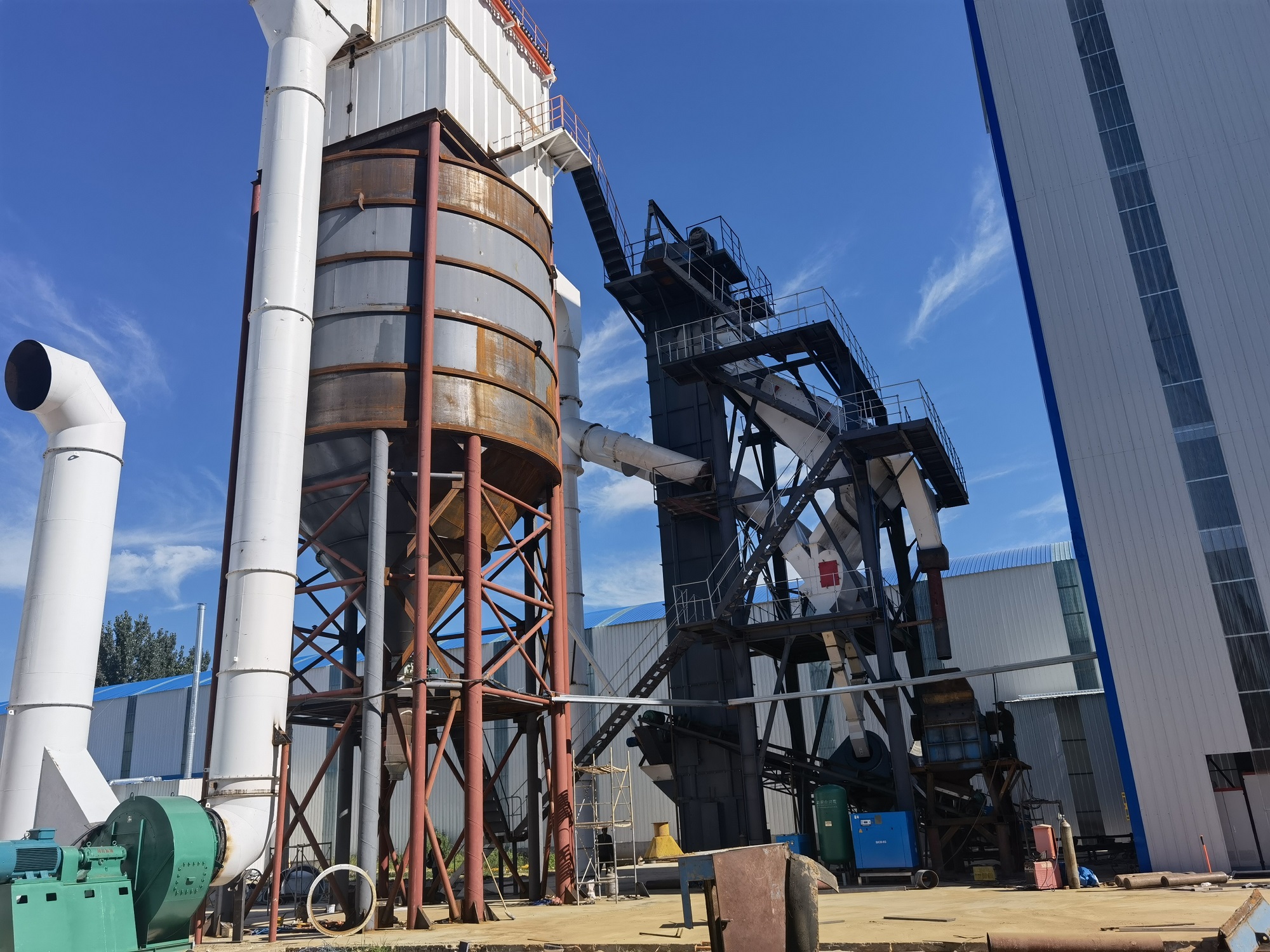 投資石灰石制砂生產(chǎn)線如何選擇設(shè)備？制砂樓怎么樣？